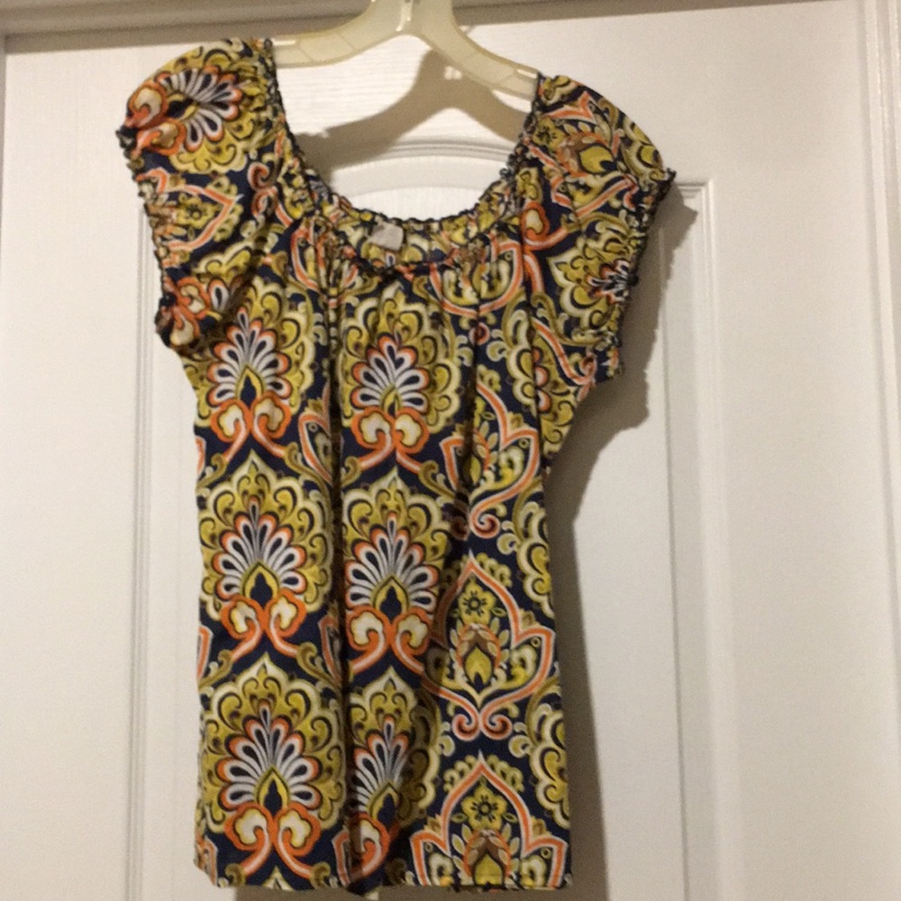 Short sleeve spiral designed ruffled shirt